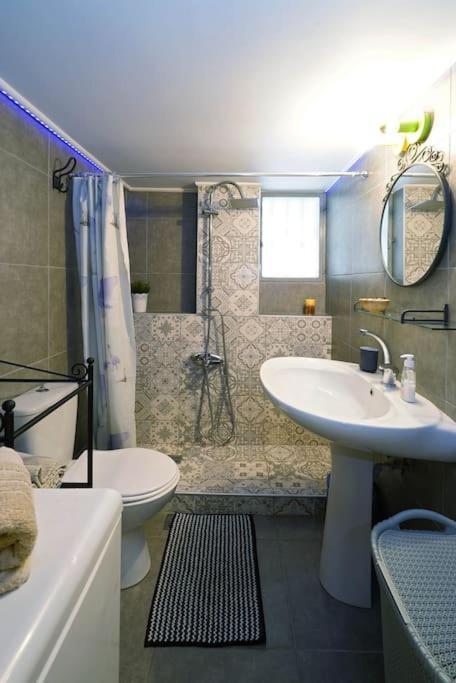 Cozy Athens Apartment / 2' From Metro Station المظهر الخارجي الصورة